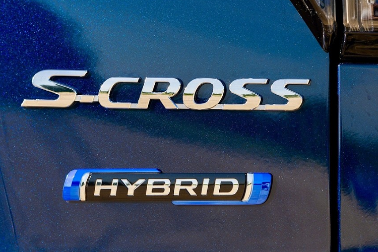 Trong khi đó, bản Ultra có 4 chế độ lái là Auto, Sport, Snow và Lock. Lượng xăng tiêu thụ trung bình của Suzuki SX4 S-Cross Hybrid 2023 bản Motion là 5,2 lít/100 km và bản Ultra là 5,8 lít/100 km theo tiêu chuẩn WLTC.