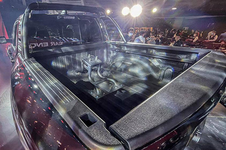 Dưới nắp ca-pô là động cơ siêu nạp V8 dung tích 6.2L cho công suất 702 mã lực và mô-men xoắn 880. Xe trang bị hộp số tự động 8 cấp, hệ dẫn động 4x4 có 4 chế độ gài cầu, hộp số phụ và các chế độ đi địa hình để hỗ trợ đi đường xấu.