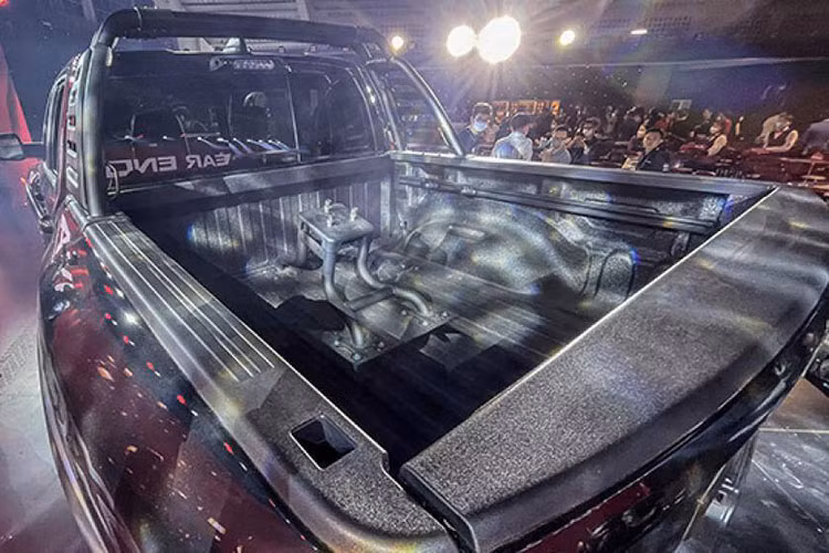 Dưới nắp ca-pô là động cơ siêu nạp V8 dung tích 6.2L cho công suất 702 mã lực và mô-men xoắn 880. Xe trang bị hộp số tự động 8 cấp, hệ dẫn động 4x4 có 4 chế độ gài cầu, hộp số phụ và các chế độ đi địa hình để hỗ trợ đi đường xấu.