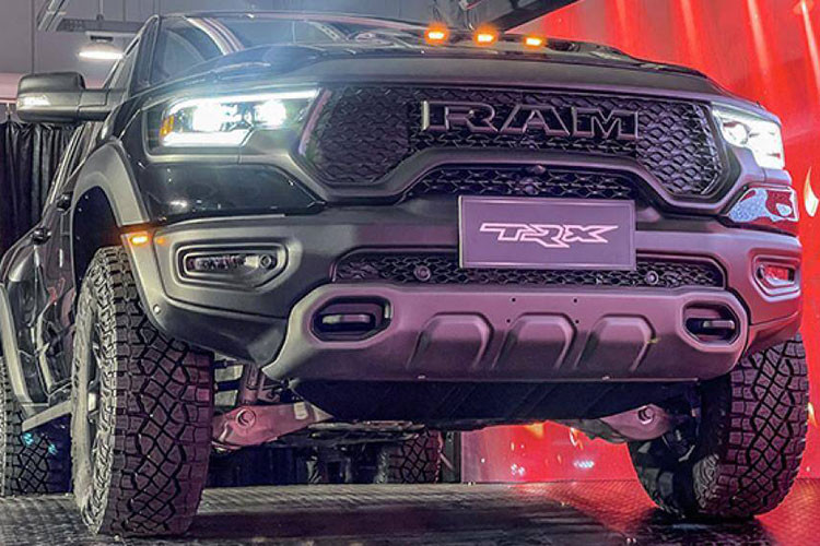 So với 3 phiên bản Laramie, Laramie Night Edition và Longhorn ra mắt hồi tháng 9/2021 có giá khoảng 5,4 đến 5,7 tỷ đồng, RAM 1500 TRX đắt hơn đáng kể và độ hiếm cũng là nhỉnh hơn. Ngoài ra, mẫu pick-up có biệt danh “Khủng long bạo chúa” này cũng có giá bán cao hơn các model Ford F-150 trước đó được nhập khẩu tư nhân về Việt Nam
