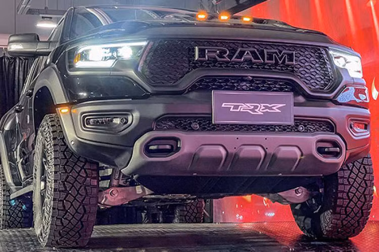 So với 3 phiên bản Laramie, Laramie Night Edition và Longhorn ra mắt hồi tháng 9/2021 có giá khoảng 5,4 đến 5,7 tỷ đồng, RAM 1500 TRX đắt hơn đáng kể và độ hiếm cũng là nhỉnh hơn. Ngoài ra, mẫu pick-up có biệt danh “Khủng long bạo chúa” này cũng có giá bán cao hơn các model Ford F-150 trước đó được nhập khẩu tư nhân về Việt Nam