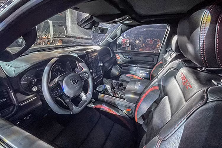 Khoang lái của RAM 1500 TRX rộng rãi và có nhiều trang bị tiện ích không thua kém các dòng SUV hạng sang, chẳng hạn nội thất bọc da lộn và trang trí carbon, vô-lăng thể thao, dàn âm thanh Harman Kardon, sưởi và làm mát ghế trước/sau, cửa sổ trời toàn cảnh, điều chỉnh vị trí chân ga, camera 360 độ, hệ thống an toàn chủ động…