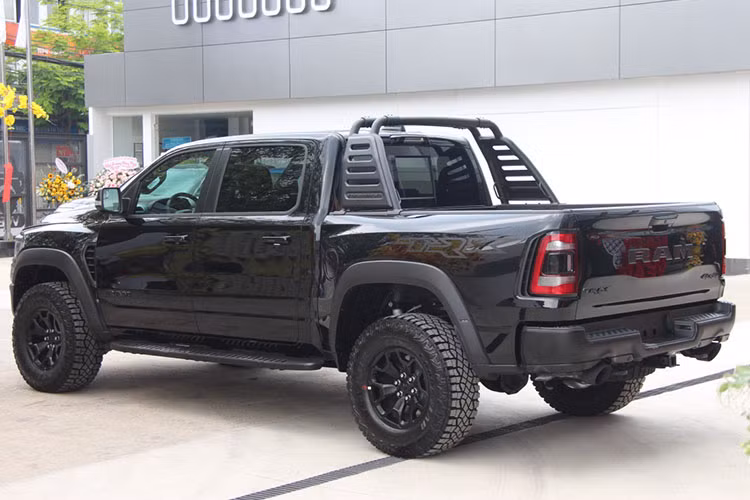 Ram 1500 TRX có kích thước đồ sộ với chiều dài tổng thể gần 6 m, kết hợp cùng hàng loạt chi tiết thiết kế mạnh mẽ giúp chiếc xe mang vẻ ngoài rất hầm hố. Kết hợp cùng đó là những đặc điểm nhận diện của dòng bán tải Mỹ như tên nhà sản xuất cỡ lớn ở trước và sau xe, đèn chiếu sáng LED Projector sắc sảo và đèn hậu LED dạng nổi khối 3D.