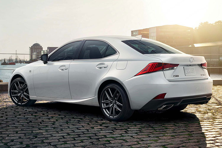 Theo đó, Lexus RX 300 F Sport 2022 mới đắt hơn bản RX 300 tiêu chuẩn (3,19 tỷ đồng) và xếp dưới các phiên bản RX 350, RX 350L cùng RX 450h (4,13-4,65 tỷ đồng). Một vài mẫu SUV thể thao ở cùng tầm giá với RX 300 F Sport có Mercedes GLC 300 4MATIC Coupe (3,099 tỷ đồng) và BMW X4 M Sport (3,079 tỷ đồng).