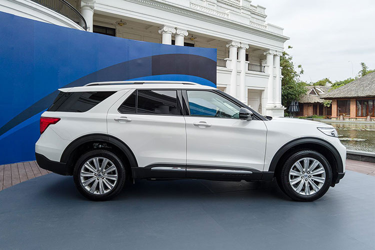 Thế hệ thứ 6 của Ford Explorer được giới thiệu tại Việt Nam sau thời gian dài chờ đợi, đi cùng mức giá tăng mạnh khoảng 360 triệu đồng so với đời xe cũ. Đây có thể xem là con số vừa phải để Explorer mới thu hút người dùng và từng bước lấy lại vị trí dẫn đầu nhóm SUV cỡ lớn sau một năm vắng bóng.