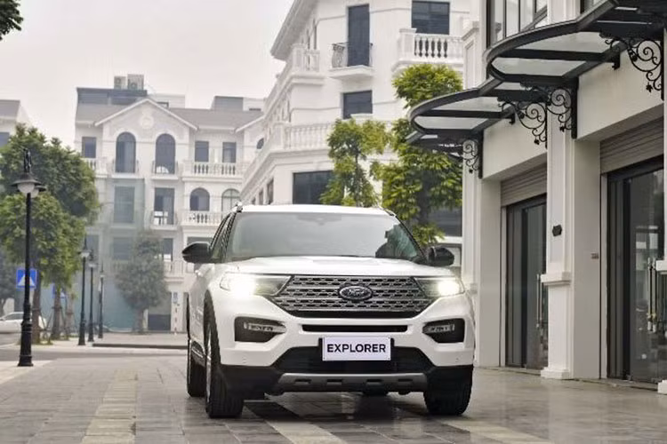 Tại thị trường Việt Nam, giá xe Ford Explorer 2022 là 2,366 tỷ đồng và cạnh tranh với các đối thủ như Volkswagen Teramont (2,349 tỷ đồng), Hyundai Palisade (khoảng 2,5 tỷ đồng) và Toyota Land Cruiser Prado (2,548 tỷ đồng). Ngoài ra, mẫu xe Mỹ sẽ đón nhận thêm 2 đối thủ mới trong năm nay là Kia Telluride và VinFast VF 9.