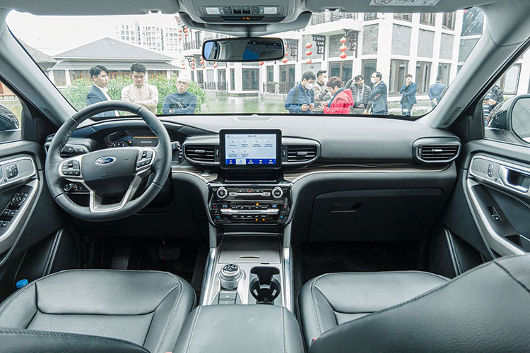 Ở thế hệ mới, Ford Explorer tiếp tục phát huy các thế mạnh được người dùng trong nước ưa chuộng là thiết kế mạnh mẽ, nội thất rộng rãi, nhiều tính năng tiện nghi - an toàn. Những nâng cấp đáng chú ý có thể kể đến hệ thống chiếu sáng LED có chức năng điều chỉnh thông minh, cần số điện tử kiểu nút xoay, hệ thống 12 loa B&amp;O, sạc điện thoại không dây…