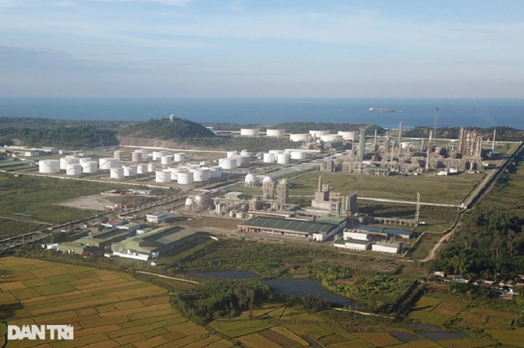 Loc dau Dung Quat gap su co, bui xam bay vao nha dan-Hinh-2