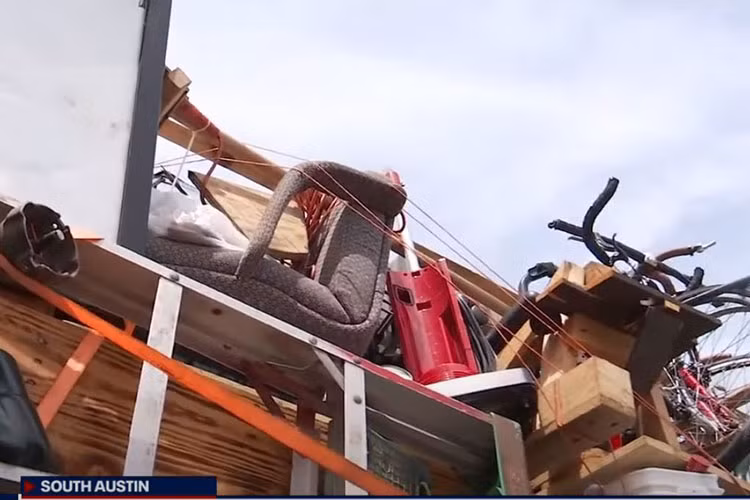 Mọi vật liêu mà Gonzales sử dụng đều là rác rưởi, hoặc như người ta thường nói một cách văn minh ngày nay, là những thứ được tận dụng, tái sử dụng. Ngôi nhà di động này trông đúng là hỗn tạp, nhưng mọi thứ trên đó đều “hoạt động” tốt.