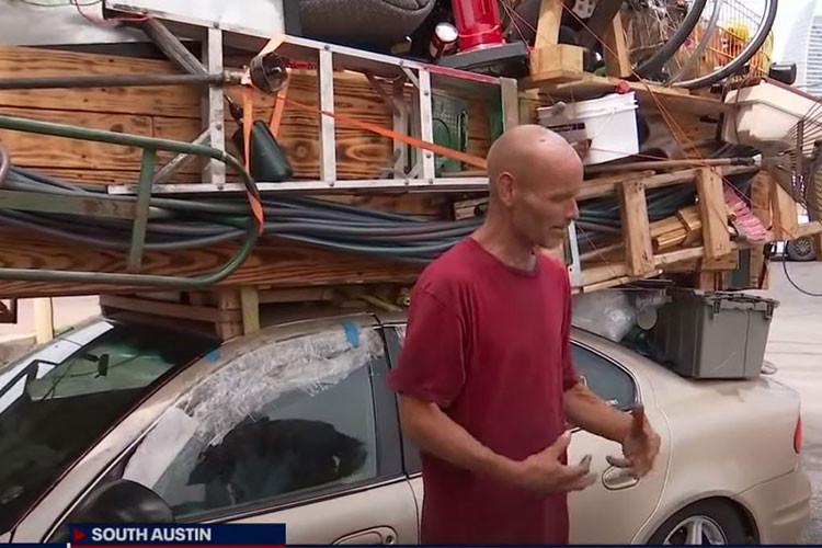 Vào một số thời điểm, ông ấy muốn có thêm không gian để chú chó và mèo của mình có thể ngủ trong xe, và ông thì có chỗ cho riêng mình. Một ngày nọ, Gonzalez trông thấy một khung thếp, và liền nghĩ ra ý tưởng lắp đặt một khung tương tự trên nóc xe của mình.