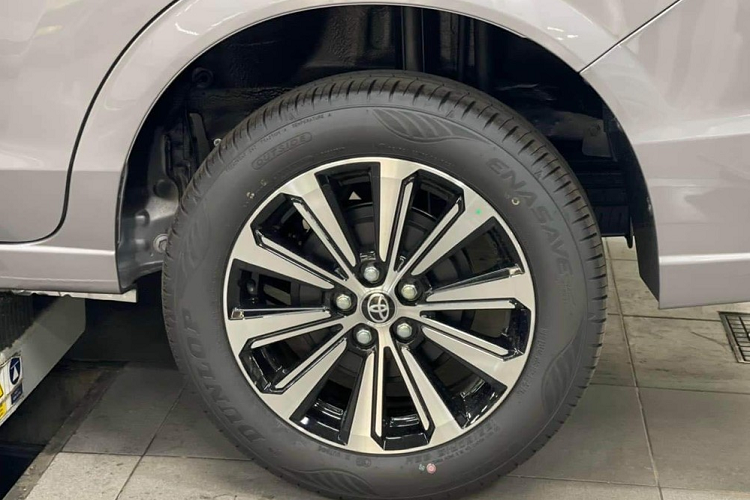 Bên cạnh đó là điều hòa chỉnh cơ nhưng đi kèm màn hình mới, nút bấm khởi động máy, mở cửa không cần chìa khóa, ghế bọc nỉ và các cổng USB. Tuy nhiên, xe không có phanh tay điện tử và tính năng tự động giữ phanh tạm thời như người anh Toyota Veloz Cross 2022.