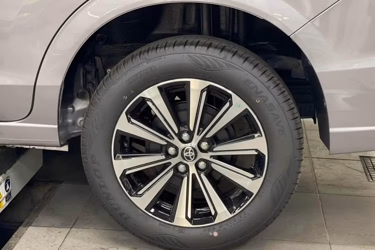 Bên cạnh đó là điều hòa chỉnh cơ nhưng đi kèm màn hình mới, nút bấm khởi động máy, mở cửa không cần chìa khóa, ghế bọc nỉ và các cổng USB. Tuy nhiên, xe không có phanh tay điện tử và tính năng tự động giữ phanh tạm thời như người anh Toyota Veloz Cross 2022.