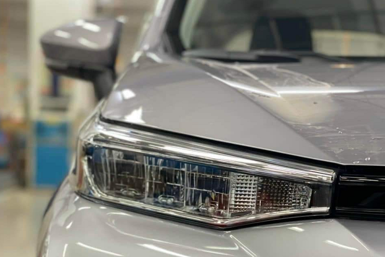 Được phát triển dựa trên cơ sở gầm bệ Daihatsu New Global Architecture (DNGA) giống người anh em Raize, Toyota Avanza Premio 2022 sở hữu chiều dài 4.395 mm, chiều rộng 1.730 mm, chiều cao 1.665 - 1.700 mm (tùy phiên bản) và chiều dài cơ sở 2.750 mm. Như vậy, xe dài hơn 205 mm, rộng hơn 70 mm, thấp hơn 30 mm hoặc cao hơn 5 mm (tùy phiên bản) và chiều dài cơ sở tăng đến 95 mm.