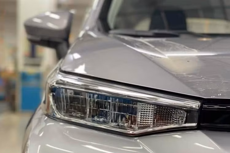 Được phát triển dựa trên cơ sở gầm bệ Daihatsu New Global Architecture (DNGA) giống người anh em Raize, Toyota Avanza Premio 2022 sở hữu chiều dài 4.395 mm, chiều rộng 1.730 mm, chiều cao 1.665 - 1.700 mm (tùy phiên bản) và chiều dài cơ sở 2.750 mm. Như vậy, xe dài hơn 205 mm, rộng hơn 70 mm, thấp hơn 30 mm hoặc cao hơn 5 mm (tùy phiên bản) và chiều dài cơ sở tăng đến 95 mm.