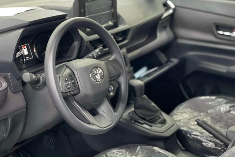 Với cơ sở gầm bệ DNGA mới, Toyota Avanza Premio 2022 đã chuyển từ dẫn động cầu sau sang dẫn động cầu trước. Đây là lần đầu tiên dòng xe này được trang bị hệ dẫn động cầu trước. Ngoài ra, xe còn được trang bị hệ thống treo MacPherson đằng trước và thanh xoắn mới phía sau.