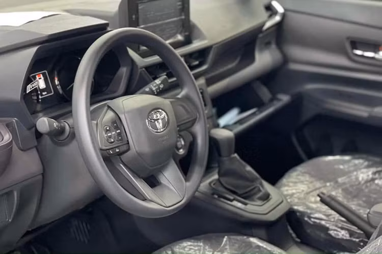 Với cơ sở gầm bệ DNGA mới, Toyota Avanza Premio 2022 đã chuyển từ dẫn động cầu sau sang dẫn động cầu trước. Đây là lần đầu tiên dòng xe này được trang bị hệ dẫn động cầu trước. Ngoài ra, xe còn được trang bị hệ thống treo MacPherson đằng trước và thanh xoắn mới phía sau.