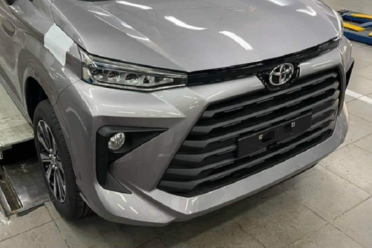 So với Veloz Cross, Toyota Avanza Premio 2022 mới có thiết kế kém thể thao hơn. Ngay cả trang bị của mẫu xe này cũng "nghèo nàn" hơn so với người anh em Toyota Veloz Cross 2022. Tuy nhiên, so với thế hệ cũ, Toyota Avanza Premio 2022 vẫn thay đổi đáng kể về mặt thiết kế và kích thước.