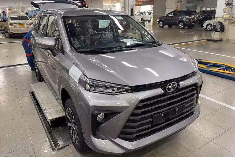 Theo hình ảnh đăng lên fanpage chính thức của Toyota Việt Nam cách đây không lâu, cặp đôi MPV cỡ nhỏ Toyota Avanza Premio và Veloz Cross sẽ chính thức ra mắt vào ngày 22/3 tới đây. Trước thời điểm đó, Toyota Avanza Premio 2022 đã bất ngờ xuất hiện tại đại lý.