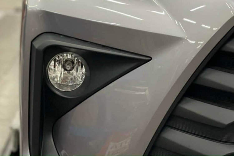 Sự thay đổi kể trên mang đến không gian nội thất rộng hơn so với thế hệ cũ. Dự kiến, Toyota Avanza Premio 2022 tại Việt Nam cũng có những trang bị nội thất như vô lăng tích hợp phím chức năng, màn hình màu đa thông tin 4,2 inch trong bảng đồng hồ và màn hình thông tin giải trí dạng cảm ứng 9 inch hoặc 7 inch đặt nổi trên mặt táp-lô.