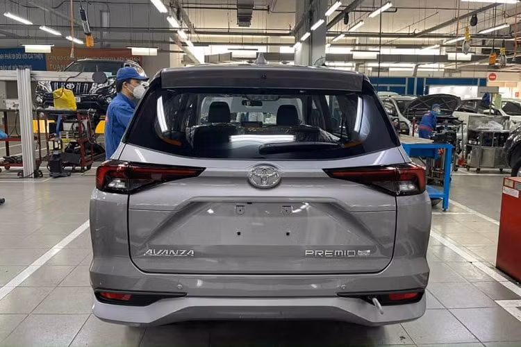 Đáng tiếc là Toyota Avanza Premio 2022 không có gói công nghệ an toàn chủ động Toyota Safety Sense, bao gồm những tính năng như chống va chạm, hỗ trợ giữ làn đường và kiểm soát hành trình, như Veloz Cross. Thay vào đó, xe chỉ có những trang bị an toàn như cảnh báo điểm mù và 6 túi khí.