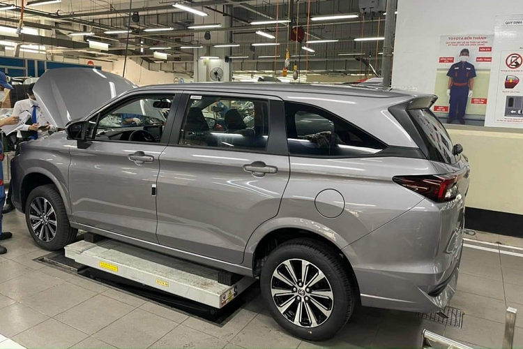 Theo nhân viên tư vấn bán hàng tại đại lý, giá xe Toyota Avanza Premio 2022 sẽ không chênh lệch nhiều so với đời cũ. Khi có mặt trên thị trường Việt Nam, xe sẽ cạnh tranh với Mitsubishi Xpander và Suzuki Ertiga trong khi Veloz Cross đối đầu Xpander Cross cũng như XL7.