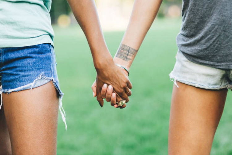 Chồng sốc nặng khi bắt gặp vợ có cử chỉ lạ với cô hàng xóm Chong soc nang khi bat gap vo co cu chi la voi co hang xom