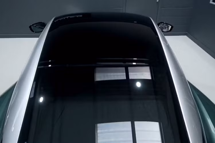 Như vậy, đây là chiếc xe Aston Martin DB11 V8 thứ 2 mang biển số 72, chiếc đầu tiên mang màu bạc.