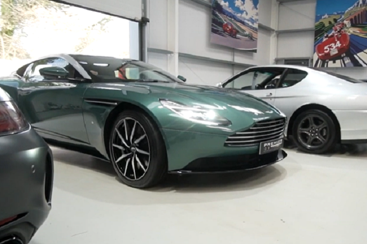 Gần đây, thông tin về việc chiếc xe thể thao Aston Martin DB11 V8 thứ 10 xuất hiện tại Việt Nam đã nhận được nhiều sự quan tâm của giới mê xe trong nước. Tương tự như 9 chiếc về nước trước đó, chiếc xe này được nhập khẩu chính hãng và sở hữu màu sơn không đụng hàng.