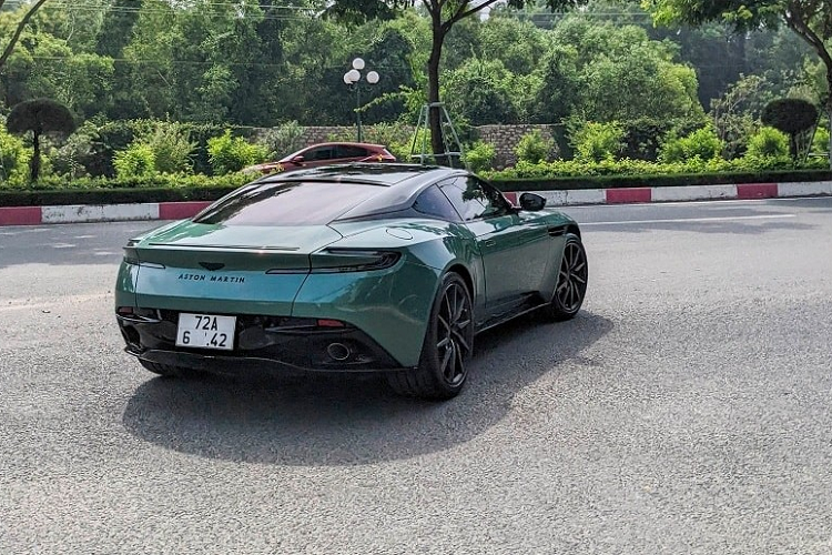 Thông tin chúng tôi có được, chiếc xe thể thao hạng sang Aston Martin DB11 V8 mới về Việt Nam có ngoại thất sơn màu Racing Green 59, đây là 1 trong những màu sơn gợi nhớ đến kỷ niệm chiến thắng 24 giờ Le Mans năm 1959 của chiếc xe đua DBR1.