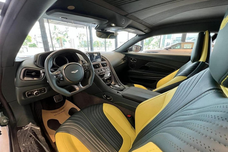 Ngoài màu sơn xanh Racing Green 59 ra, chiếc xe Aston Martin DB11 V8 này còn có nhiều chi tiết ở ngoại thất được sơn đen, bộ mâm 2 tông màu tương phản và ấn tượng nhất phải kể đến bên trong khoang lái của xe với nội thất màu vàng xanh.