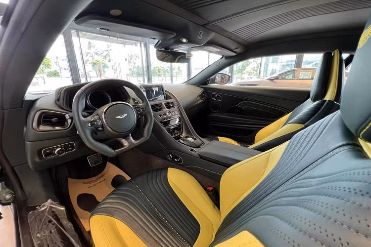 Ngoài màu sơn xanh Racing Green 59 ra, chiếc xe Aston Martin DB11 V8 này còn có nhiều chi tiết ở ngoại thất được sơn đen, bộ mâm 2 tông màu tương phản và ấn tượng nhất phải kể đến bên trong khoang lái của xe với nội thất màu vàng xanh.