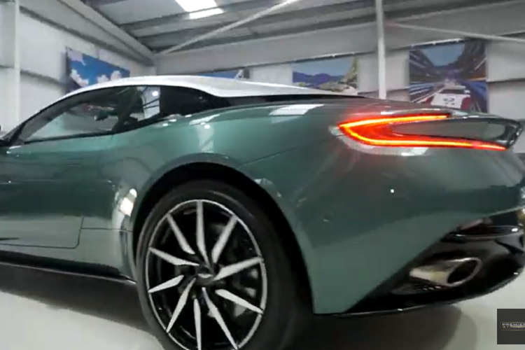 Tương tự chiếc xe Aston Martin DB11 V8 thứ 9 về nước, nằm bên dưới nắp capô của Aston Martin DB11 V8 sở hữu màu Racing Green 59 vẫn sử dụng máy V8, dung tích 4.0 lít, cho ra công suất 528 mã lực, tăng 25 mã lực so với 8 xe DB11 còn lại. Xe đi kèm hộp số tự động ZF 8 cấp.