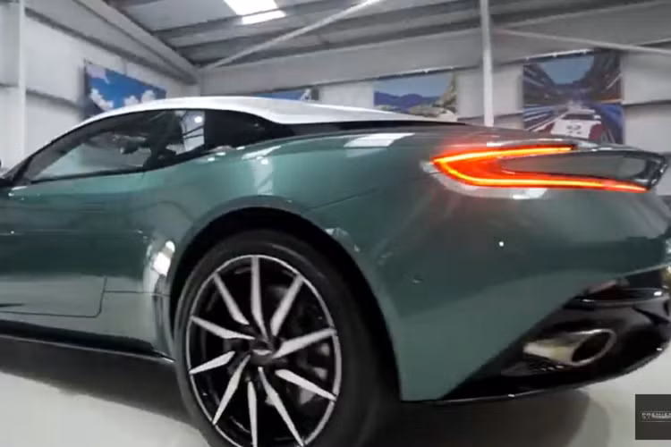 Tương tự chiếc xe Aston Martin DB11 V8 thứ 9 về nước, nằm bên dưới nắp capô của Aston Martin DB11 V8 sở hữu màu Racing Green 59 vẫn sử dụng máy V8, dung tích 4.0 lít, cho ra công suất 528 mã lực, tăng 25 mã lực so với 8 xe DB11 còn lại. Xe đi kèm hộp số tự động ZF 8 cấp.