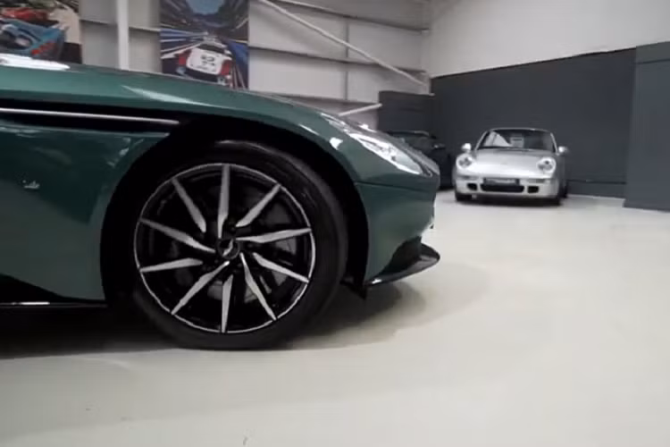 Chiếc xe thể thao hạng sang Aston Martin DB11 V8 mang màu sơn Racing Green 59 được nhập về nước qua diện chính hãng là theo đơn đặt hàng của một người chơi xe đến từ tỉnh Bà Rịa - Vũng Tàu.