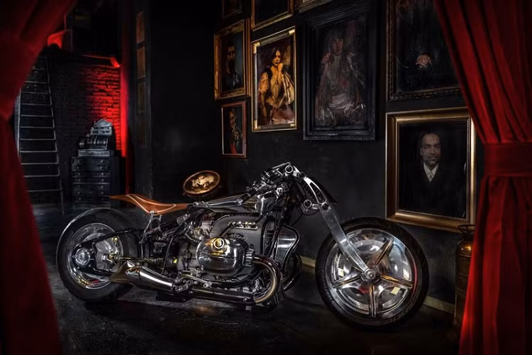  BMW R18 độ Magnifica Chopper được lên ý tưởng và chế tạo thủ công hoàn toàn, sử dụng các vật liệu như đồng thau, nhôm và gỗ. So với R18 nguyên bản (345 kg), phiên bản đặc biệt Magnifica Chopper nhẹ hơn khoảng 85 - 95 kg.