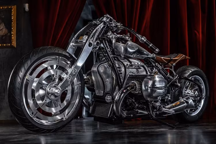 Phuộc trước dạng ống lồng nguyên bản của chiếc BMW R18 độc nhất vô nhị này đã được thay bằng phuộc dạng thanh dầm với lớp mạ crôm cao cấp, chi tiết này gợi nhớ đến những chiếc xe máy thời trước chiến tranh những năm 1920 - 1930.