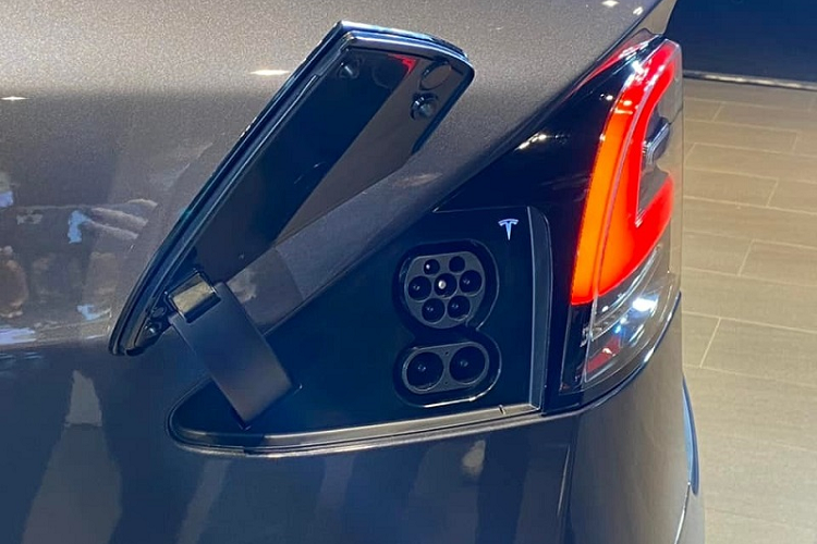 Ngoài ra, video review cận cảnh còn cung cấp một cái nhìn rõ ràng hơn về cổng sạc CCS2 mới của Tesla Model X. Điều này giúp cho người dùng dễ dàng hơn trong việc tìm kiếm một bộ sạc hay trạm sạc tương thích ở một số khu vực.