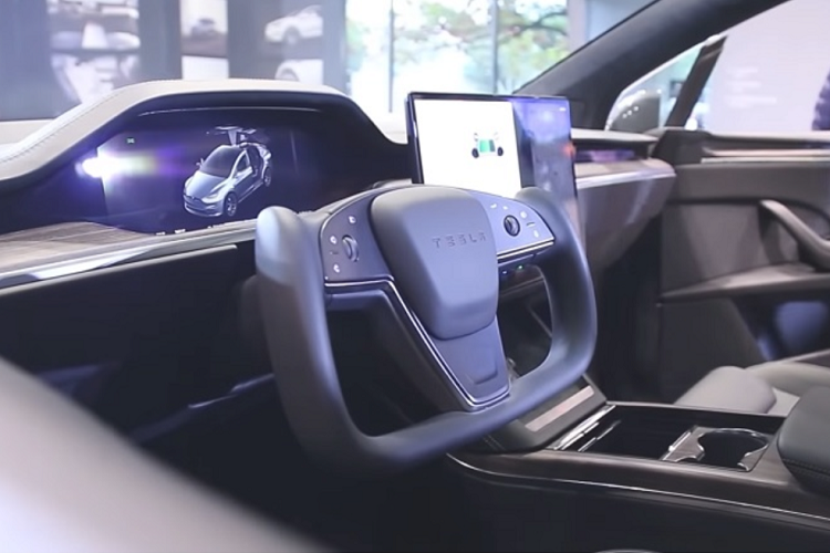 Một số nguồn tin cũng cho thấy phiên bản Tesla Model X Plaid 7 chỗ ngồi vừa cập bến thị trường Đài Loan còn được cập nhật hệ thống thông tin giải trí nhằm cải thiện hiệu suất và thời gian phản hồi.