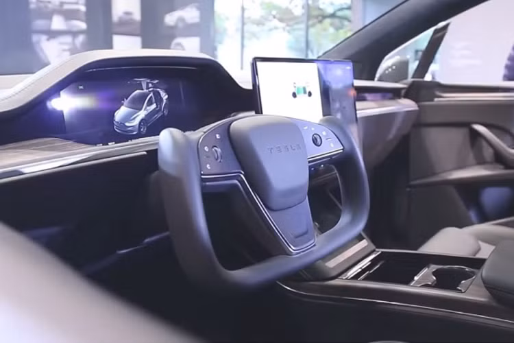 Một số nguồn tin cũng cho thấy phiên bản Tesla Model X Plaid 7 chỗ ngồi vừa cập bến thị trường Đài Loan còn được cập nhật hệ thống thông tin giải trí nhằm cải thiện hiệu suất và thời gian phản hồi.