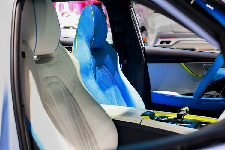 Ngoài ra, mẫu SUV Trung Quốc này còn có cụm điều khiển trung tâm được đặt khá cao, tạo thành vách ngăn giữa 2 ghế trước. Cuối cùng là ghế thể thao, tích hợp tựa đầu ghế, trông khá cao cấp.