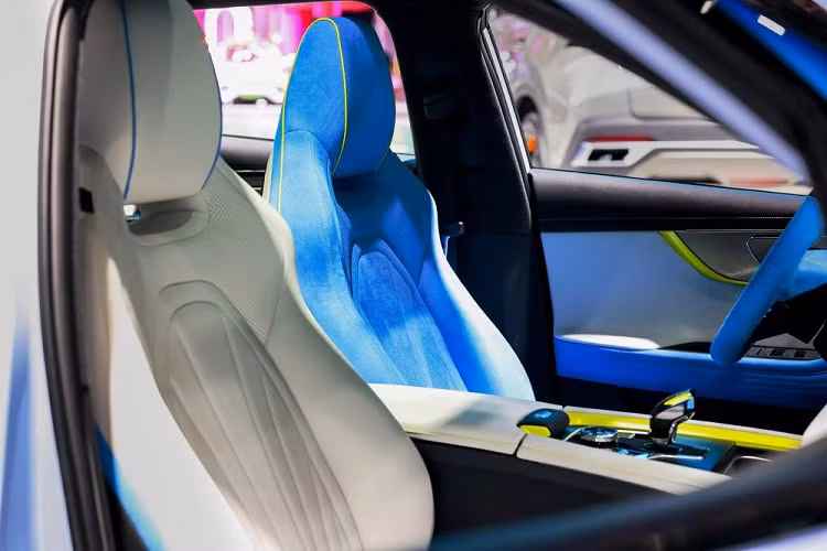 Ngoài ra, mẫu SUV Trung Quốc này còn có cụm điều khiển trung tâm được đặt khá cao, tạo thành vách ngăn giữa 2 ghế trước. Cuối cùng là ghế thể thao, tích hợp tựa đầu ghế, trông khá cao cấp.