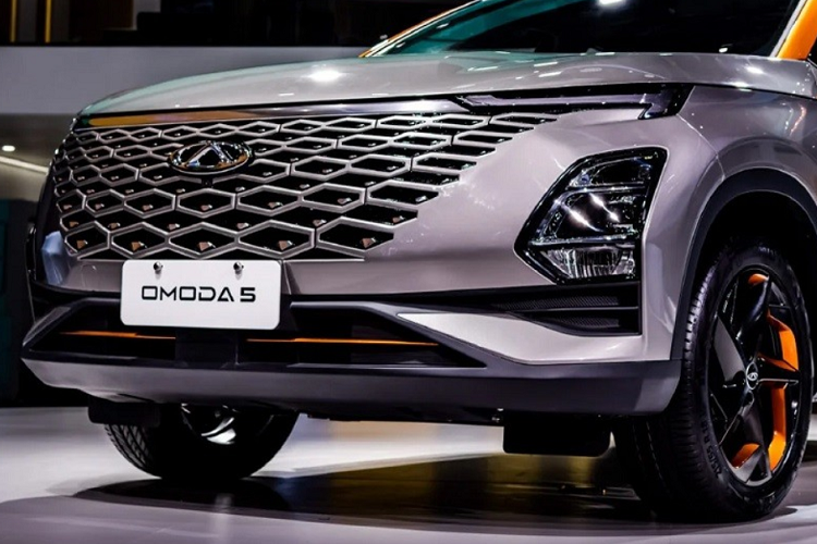 Hiện giá xe Chery Omoda 5 tại thị trường Malaysia cũng như Việt Nam vẫn chưa được hé lộ. Tuy nhiên, theo truyền thống của ôtô Trung Quốc thì mẫu SUV cỡ B này dự kiến sẽ có giá khá rẻ.