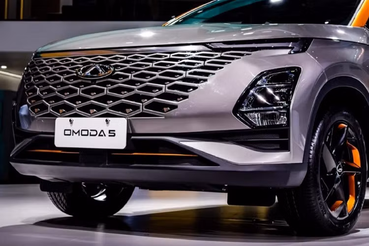 Hiện giá xe Chery Omoda 5 tại thị trường Malaysia cũng như Việt Nam vẫn chưa được hé lộ. Tuy nhiên, theo truyền thống của ôtô Trung Quốc thì mẫu SUV cỡ B này dự kiến sẽ có giá khá rẻ.