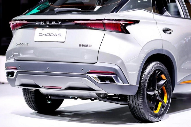 "Trái tim" của Chery Omoda 5 là khối động cơ xăng TGDI 4 xi-lanh, dung tích 1.6L, sản sinh công suất tối đa 197 mã lực và mô-men xoắn cực đại 290 Nm. Động cơ kết hợp với hộp số tự động ly hợp kép 7 cấp và hệ dẫn động cầu trước. Trong tương lai, hãng Chery dự định còn tung ra phiên bản hybrid và thuần điện của mẫu SUV cỡ B này.