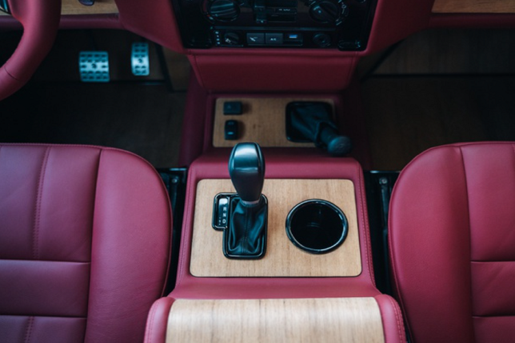 Điểm đặc biệt ở bản độ này là xe đươc ốp gỗ màu sáng ở cả sàn xe làm điểm nhấn. Bàn đạp phanh và ga có khắc biểu tượng của Ares Design.