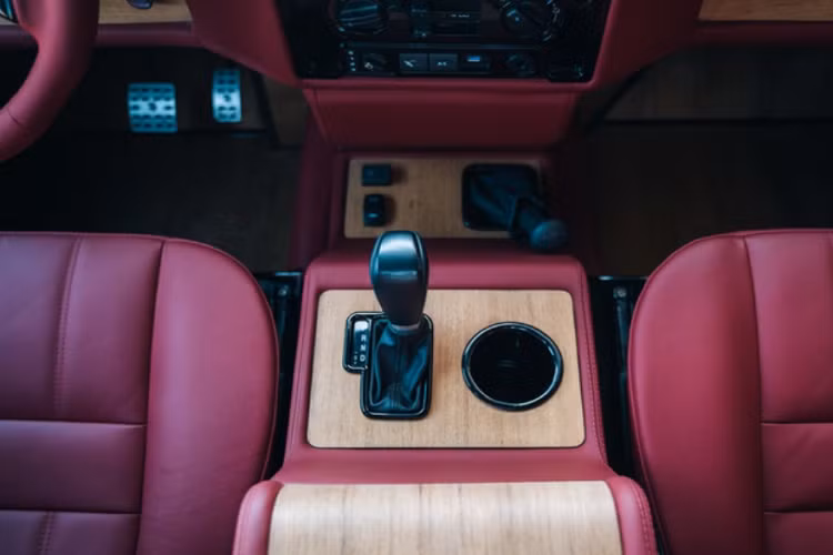 Điểm đặc biệt ở bản độ này là xe đươc ốp gỗ màu sáng ở cả sàn xe làm điểm nhấn. Bàn đạp phanh và ga có khắc biểu tượng của Ares Design.