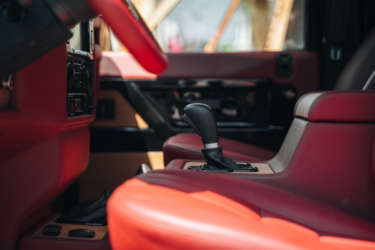 Tông màu đen bí ẩn là chủ đạo ở ngoại thất. Hệ thống treo đã được tăng hành trình thêm 35 mm và có hai chế độ vận hành (Sport, Comfort). Động cơ 4 xi-lanh nguyên bản cũng đã được thay thế bằng động cơ V8 hút khí tự nhiên có dung tích 5.3L, sản sinh công suất 355 mã lực, mô-men xoắn 519 Nm.