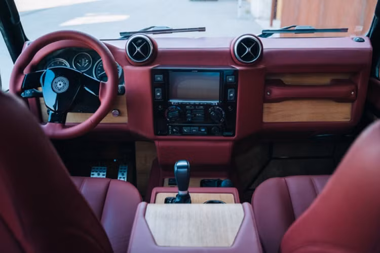 Khác với màu đen bên ngoài, không gian bên trong Land Rover Defender được hãng độ thiết kế tông màu tím pha vào màu đen lạ mắt. Màu tím khi gặp ánh sáng mặt trời chuyển sang màu đỏ tạo sự chú ý.