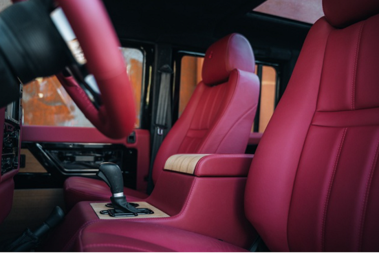 Hệ thống phanh cũng được đại tu với đĩa phanh lớn hơn cùng bộ kẹp phanh 6 piston. Bản độ này sử dụng hộp số tự động 6 cấp khác với hầu hết xe Defender thế hệ thứ nhất vốn có hộp số sàn.