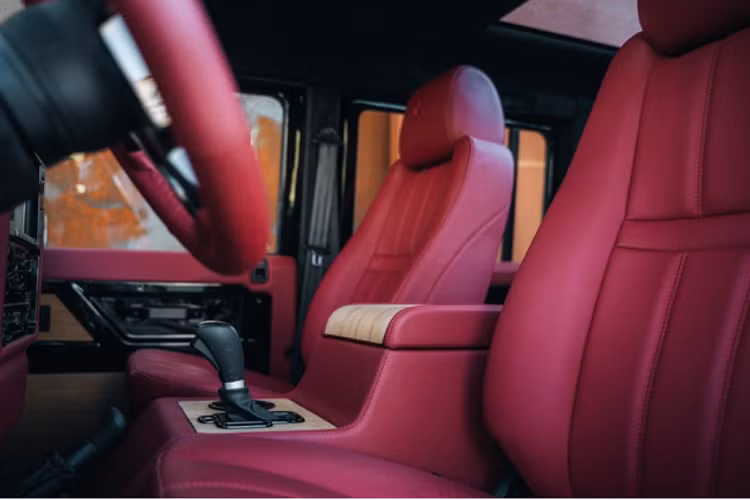 Hệ thống phanh cũng được đại tu với đĩa phanh lớn hơn cùng bộ kẹp phanh 6 piston. Bản độ này sử dụng hộp số tự động 6 cấp khác với hầu hết xe Defender thế hệ thứ nhất vốn có hộp số sàn.